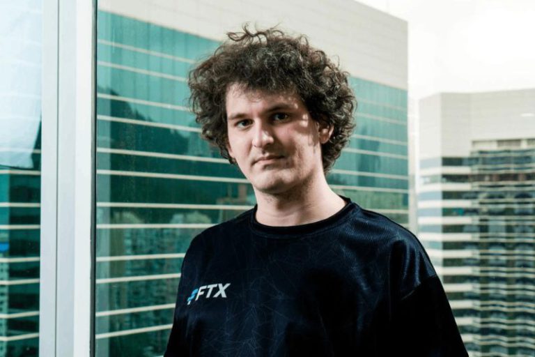 El fundador de FTX paga una fianza de más de 235 millones de euros - corporate.es
