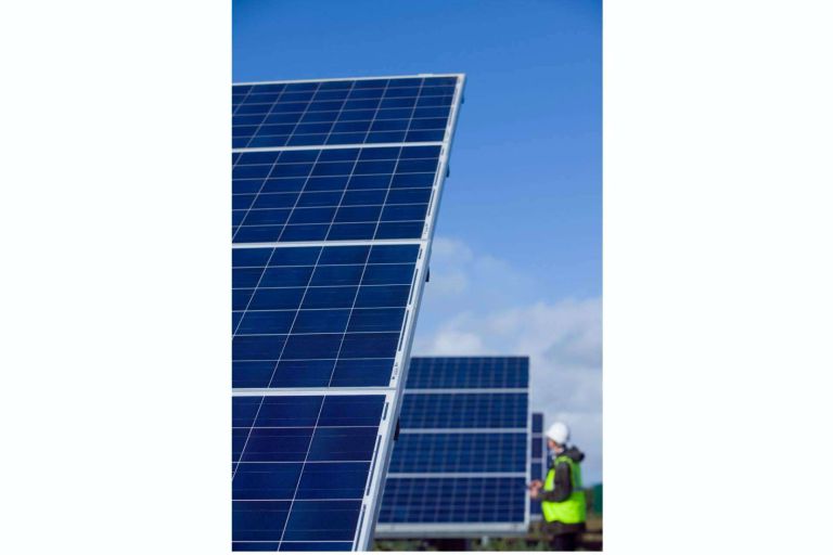 Las ventajas de instalar placas solares con Grupo MQ - corporate.es