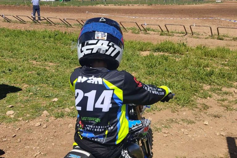 ADHESIVOSEMBARRADOS, una opción de confianza para hacerse con una equipación motocross personalizada - corporate.es