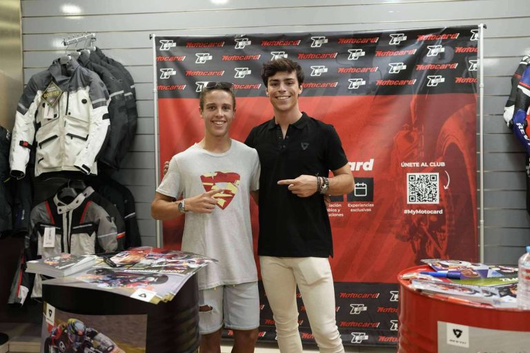 Alonso López, de Moto2, y Diogo Moreira, de Moto3, son los pilotos que han visitado la tienda de Motocard en Valencia - corporate.es