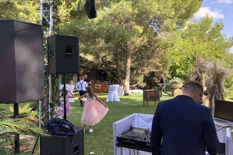 Alquilar Sonido dispone de DJ y cantantes para bodas, eventos y fiestas en Barcelona e Ibiza - corporate.es
