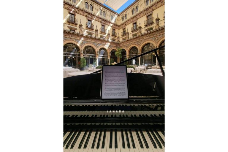 Alquiler de piano con o sin pianistas para un evento de empresa, de la mano de Piano Para Eventos - corporate.es