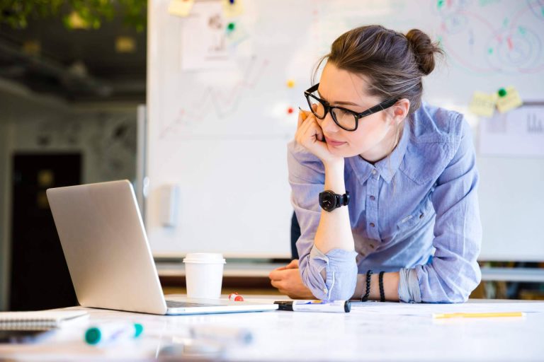 Autoescuelas 2000 sobre los beneficios de realizar la teórica online - corporate.es