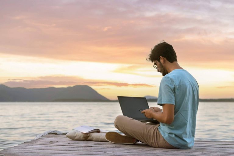 ¿Cómo se consiguen los papeles para vivir en España?, con Webparainmigrantes - corporate.es