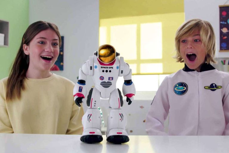 Descubrir el universo con el robot Charlie El Astronauta - corporate.es
