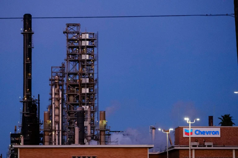EEUU autoriza a Chevron a reanudar operaciones de extracción en Venezuela - corporate.es