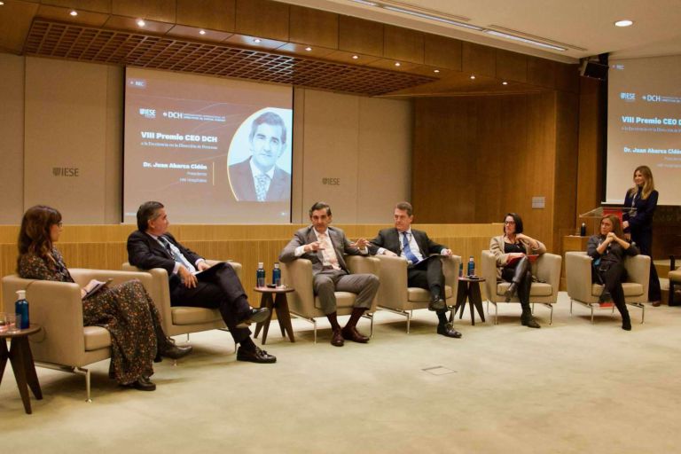 El Dr. Juan Abarca, Presidente de HM Hospitales, premiado en la celebración de la octava edición del Diálogo entre CEOs y Directivos de Capital Humano organizado por DCH e IESE - corporate.es