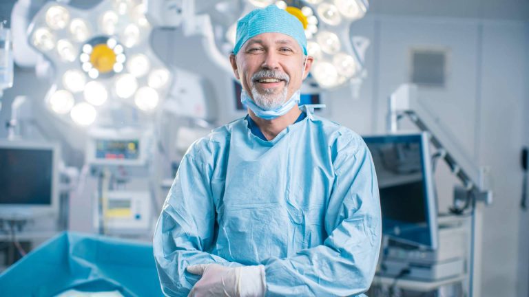 El novedoso tratamiento láser de la hernia discal que sirve para evitar la cirugía - corporate.es