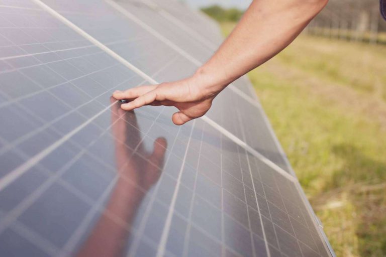 El servicio integral de Ingeniería MASRED para instalar placas solares, desde el asesoramiento inicial a la instalación - corporate.es