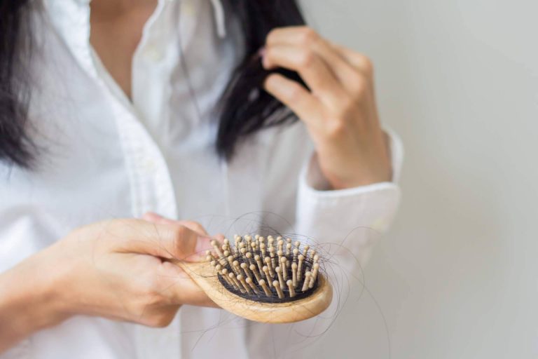 Enfrentar la caída del cabello con los productos microbioma capilar que fabrica y distribuye AYDOAGUA - corporate.es