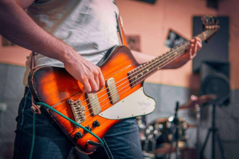 Escuela de Música Erizo ofrece clases de bajo personalizadas 100 % online - corporate.es