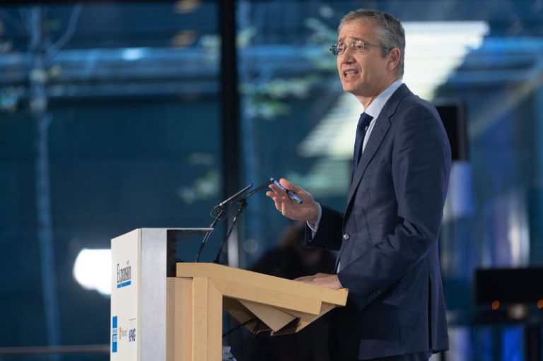 Hernández de Cos avanza que el PIB podría experimentar un "leve crecimiento" - corporate.es
