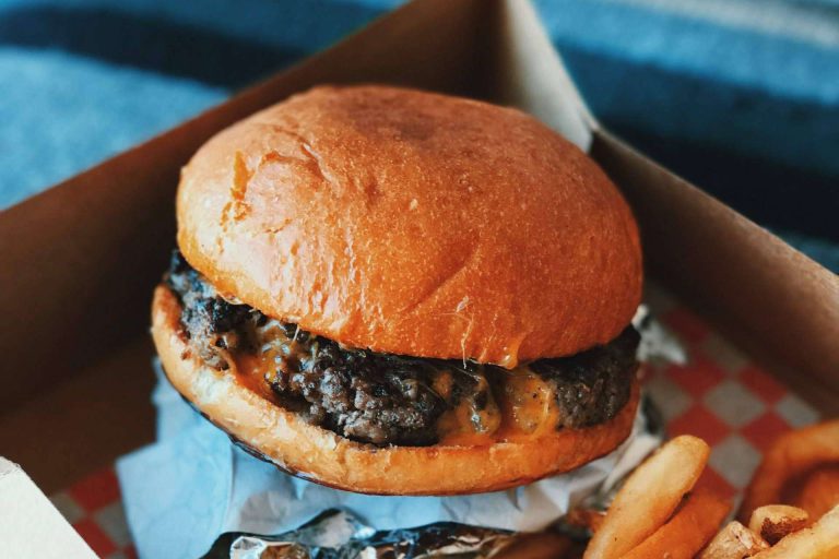 La tendencia de las smash burguers llega a las cajas para hamburguesa de Punto Qpack - corporate.es