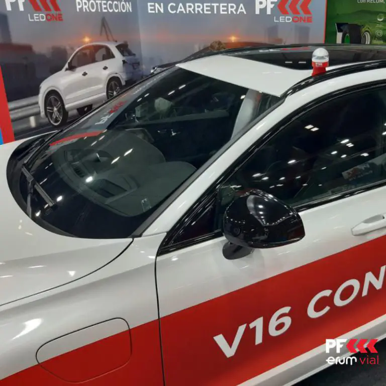 Los conductores españoles deberán sustituir los triángulos de emergencia por la baliza V16 conectada - corporate.es