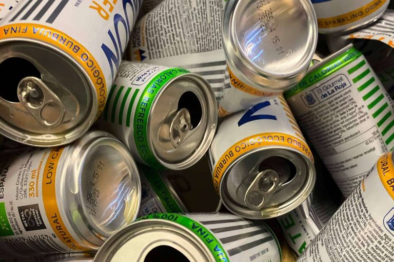 MoonWater embotella sus productos en aluminio libres de plásticos y con un packaging 100 % reciclable y reciclado - corporate.es