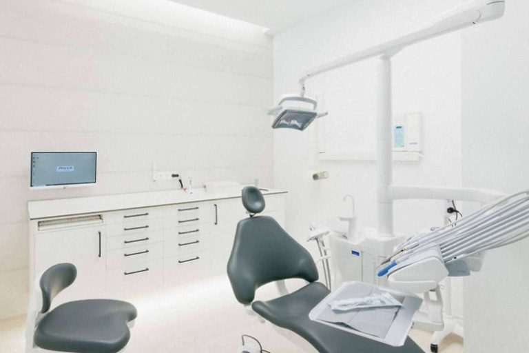 MYCA realiza tratamientos de implantes dentales para sonreír sin complejos - corporate.es