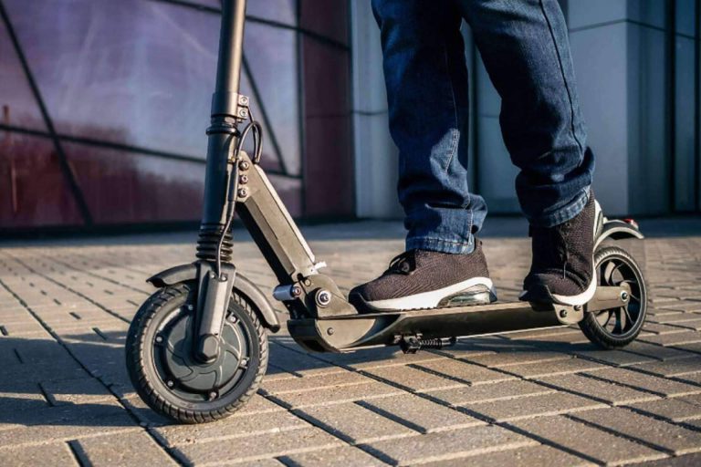 Opirata ofrece patinetes eléctricos y todos los complementos necesarios - corporate.es