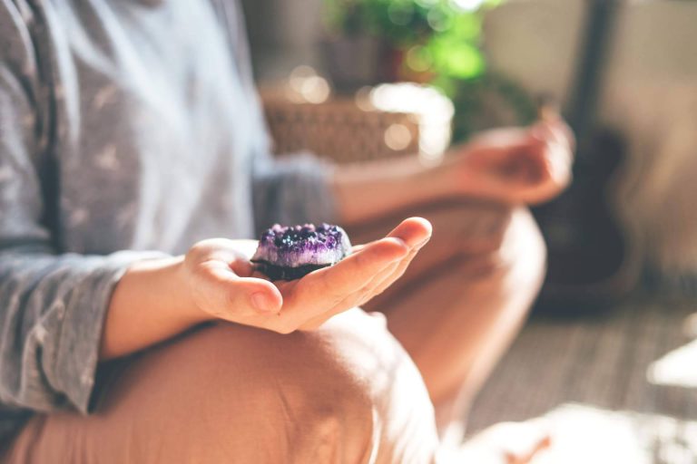 Piedras naturales relacionadas directamente con cada chakra, de la mano de Tierra de Gemas - corporate.es