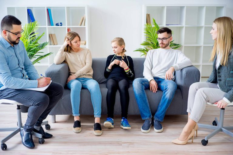 ¿Por qué es importante acudir a un psicólogo especializado para mejorar la comunicación en el ambiente familiar? - corporate.es