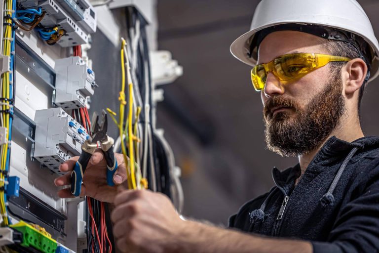 Savelec y sus servicios de electricistas profesionales para urgencias - corporate.es