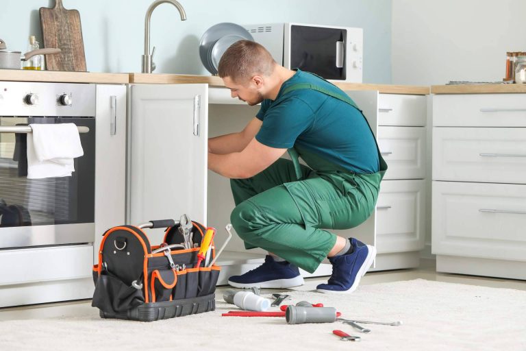 Servicios de fontanería Torremolinos las 24 horas del día con Soluciones González - corporate.es