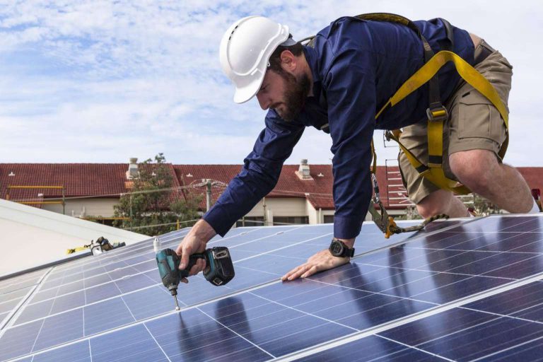 Smart Wallboxes instala paneles solares para recargar un vehículo eléctrico a coste 0 - corporate.es