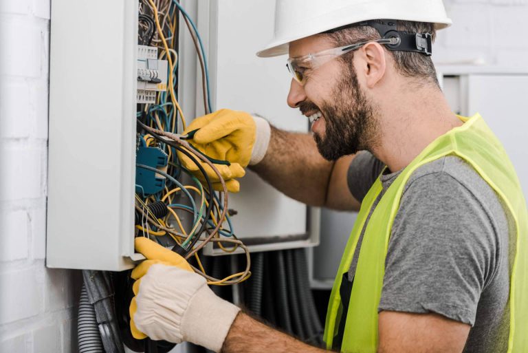 Soluciones González ofrece a sus clientes un equipo de electricistas Málaga 24h para solucionar cualquier urgencia - corporate.es