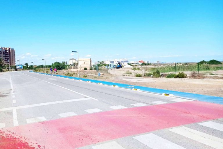 Suministro de carril bici fotoluminiscente para obra en Cartagena por la empresa Abadecom - corporate.es