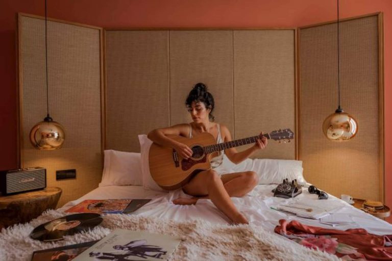 'The Curve', el primer EP de Leilah Broukhim - corporate.es