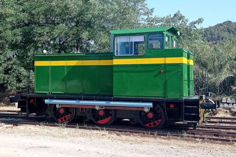 Una histórica locomotora de RENFE restaurada por la Fundación del Patrimonio Ferroviario - corporate.es