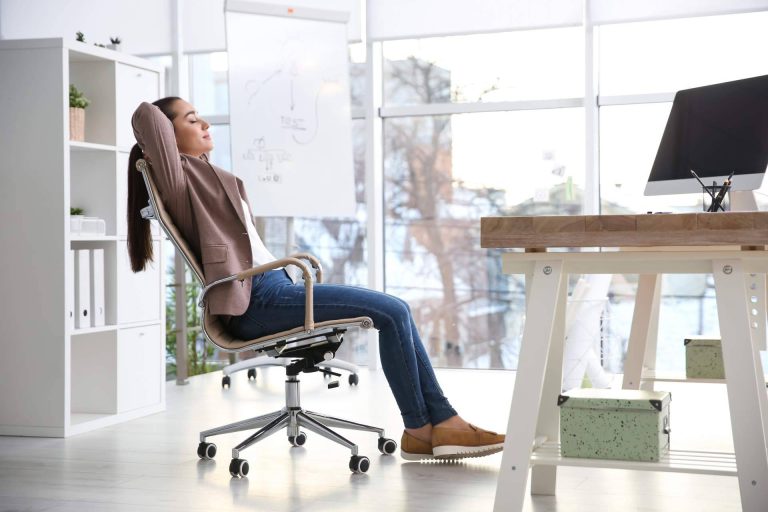 Usar sillas ergonómicas en la oficina de la mano de OfficeDeco - corporate.es